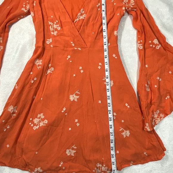 Free People Boho Floral Mini Dress Orange Bell Sleeve Surplice V-Neck Size 0 - Picture 8 of 12